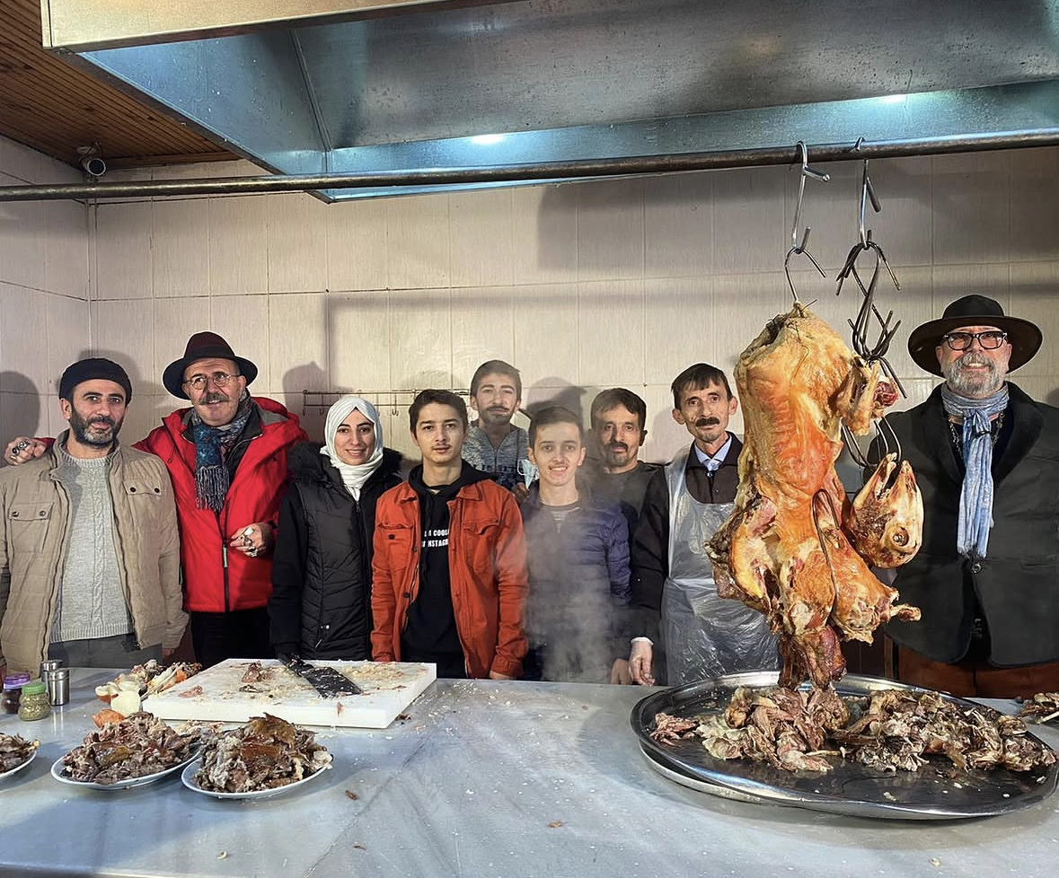 Kırcalar Kuyu Kebabı ailesi ve ustaları, hazırlanan kuyu kebabının başında